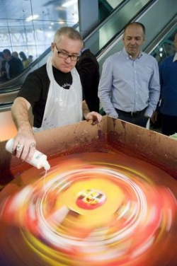 Damien Hirst tvoří v centrifuze jeden ze svých oblíbených kruhů.