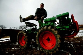 Lidé investují více do nářadí, stavebnin a zahradní techniky.