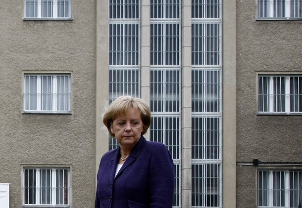 Merkelová před bývalým vězením, dnes památníkem obětí Stasi.