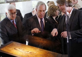Objevitel Idy Jörn Hurum (vpravo) a newyorský starosta Bloomberg.