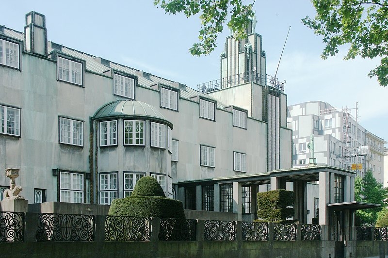 Palác Stoclet v Bruselu navrhl architekt Josef Hoffmann. Palác Stoclet v Bruselu navrhl architekt Josef Hoffmann.