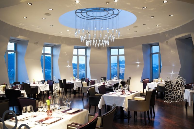 V restauraci Céleste se ujal žezla šéfkuchař Gwendal Le Ruyet. V restauraci Céleste se ujal žezla šéfkuchař Gwendal Le Ruyet.
