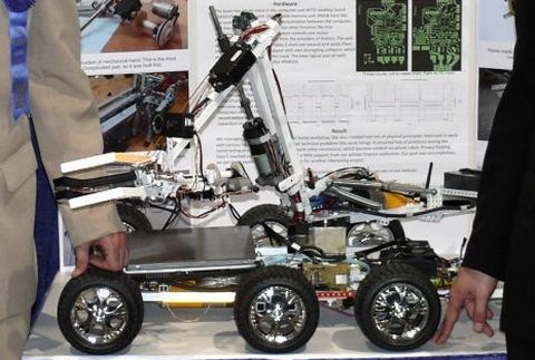 Robot pracuje v manuálním i v automatickém režimu.