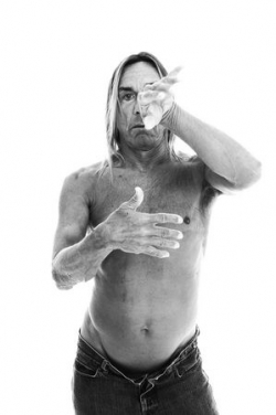 Iggy Pop, tak jak ho známe. Ale dovede být i jiný.