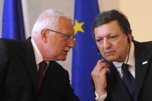 Co je šeptem... Prezident Klaus a šéf EK Barroso.