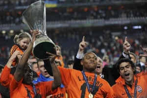 Fotbalisté Šachtaru Doněck s vítěznou trofejí.