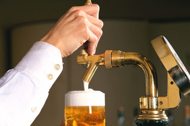V Praze čepuje pivo nejlépe žena. V Praze čepuje pivo nejlépe žena.
