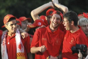 Ředitel Slavie Petr Doležal (vpravo) slaví s hráči obhajobu titulu.