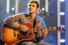 Akustick&yacute; rocker Kris Allen v akci.
