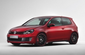 Speciální verze Golfu GTI vypadá umírněněji než menší sourozenec, přitom je rychlejší.