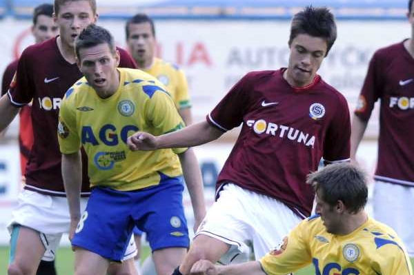 Sparťanský útočník Václav Kadlec (druhý zprava).