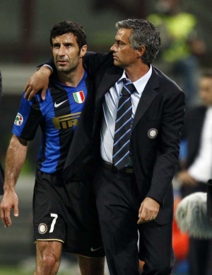 Portugalsk&yacute; fotbalista Lu&iacute;s Figo s koučem Interu Josem Mourinhem.