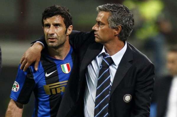 Portugalský fotbalista Luís Figo s koučem Interu Josem Mourinhem. Portugalský fotbalista Luís Figo s koučem Interu Josem Mourinhem.