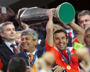 Trenér Šachtaru Mircea Lucescu slaví s hráči zisk Poháru UEFA.