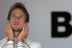 Jenson Button, aktu&aacute;ln&iacute; l&iacute;dr &scaron;ampion&aacute;tu vozů formule 1.