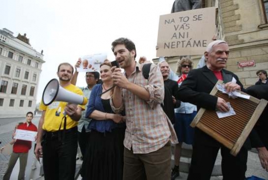 Klaus podle demonstrantů nerespektuje ústavu.