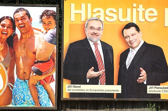 Jiří Paroubek má na předvolebních mítincích potíže s vajíčky.