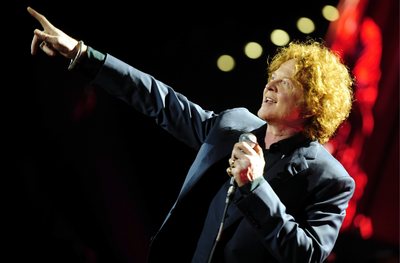 Mick Hucknall, ústřední postava Simply Red.