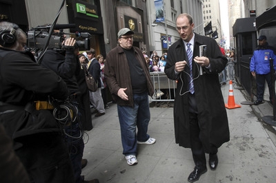 Michael Moore s pokouší zapříst rozhovor s newyorskými makléři. 