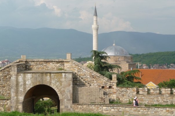 Skopje a jedna z mnohých mešit.