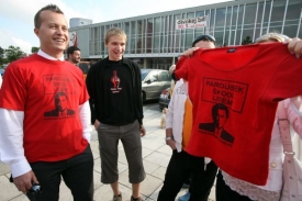 Odpůrci Jiřího Paroubka na mítinku v Kladně.