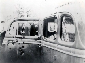 Auto jako řešeto. Z křížové palby neměli Bonnie a Clyde šanci vyváznou
