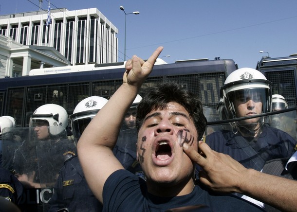 Policie incident s koránem vyšetřuje, demonstrantům to nestočí.