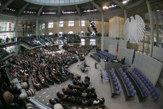 Spolkové shromáždění čeká na vyhlášení výsledku voleb prezidenta.