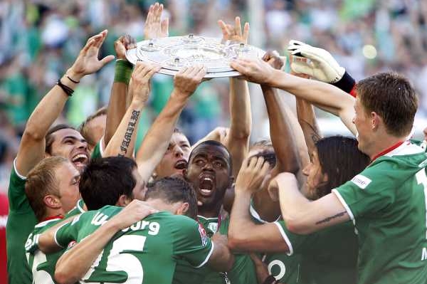 Fotbalisté Wolfsburgu se radují z historického titulu.