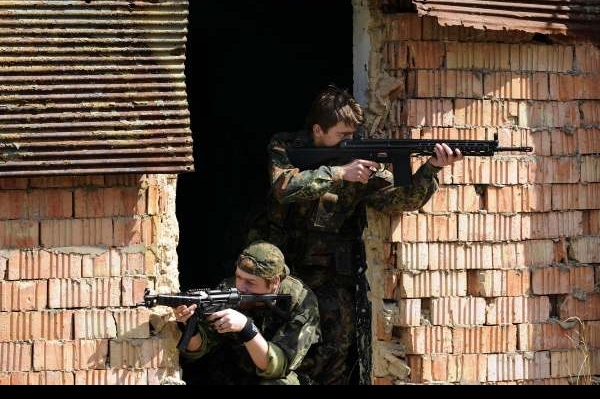 Na paintball se do vojenského areálu sjely stovky lidí.