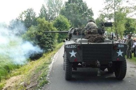 Terénem se proháněly dobové džípy, motorky i transportéry.