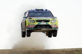 Jari Matti Latvala s fordem letí za vítězstvím v Italské rallye.