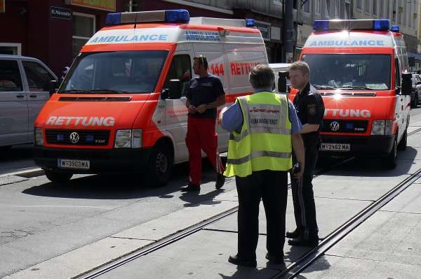 Záchranáři a policie v Pelzgasse 17.
