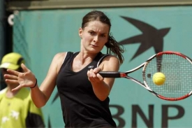 Iveta Benešová postoupila do druhého kola na Roland Garros. Iveta Benešová postoupila do druhého kola na Roland Garros.