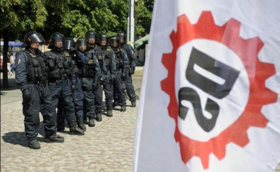 Těžkooděnci zasáhli proti příznivcům Dělnické strany. Těžkooděnci zasáhli proti příznivcům Dělnické strany.