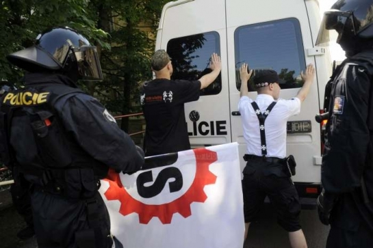 Policie hned za Palackého náměstím zadržela tři radikály. Policie hned za Palackého náměstím zadržela tři radikály.