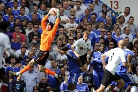 Brank&aacute;ř Petr Čech v dresu Chelsea (ilustračn&iacute; foto).