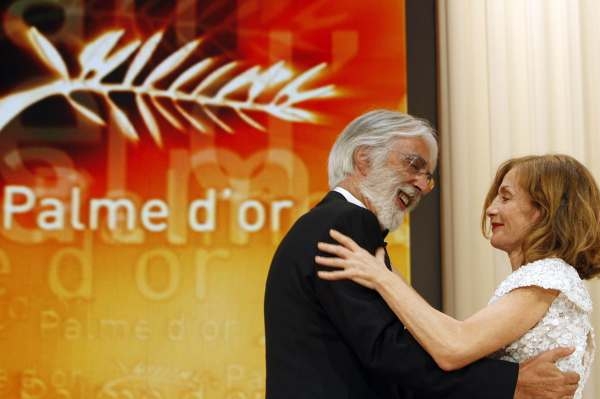 Michael Haneke přebírá Zlatou palmu. 