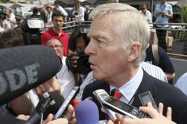 Prezident F1 Max Mosley odpovídá na otázky v Monte Carlu. Prezident F1 Max Mosley odpovídá na otázky v Monte Carlu.