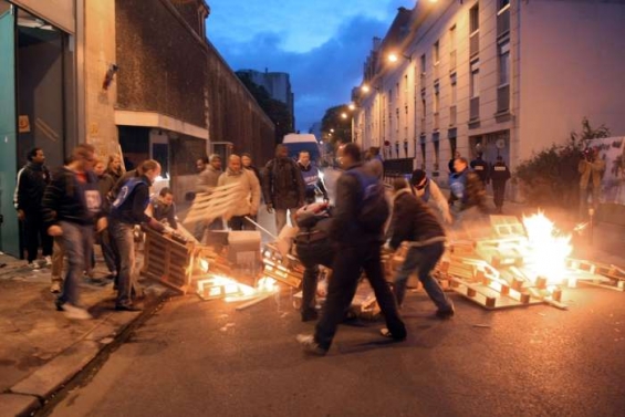 Protest dozorců proti pracovním podmínkám ve věznicích (Paříž 2009).