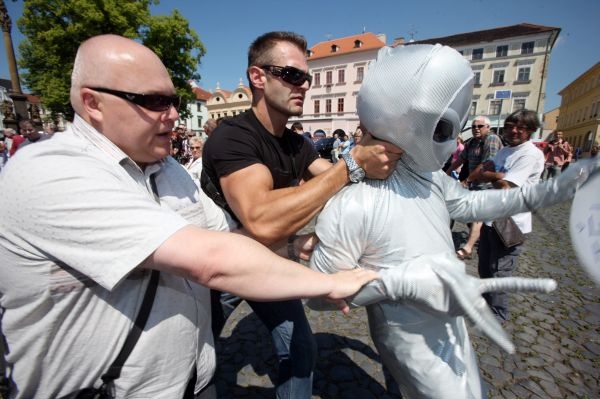 Ochranka ČSSD &quot;Marťany&quot; nevybíravě vytlačila mimo prostor mítinku. 
