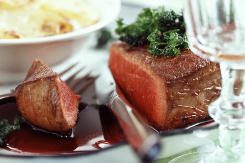 Bezkonkurenční steak připravíte pouze z pravé hovězí svíčkové. Bezkonkurenční steak připravíte pouze z pravé hovězí svíčkové.