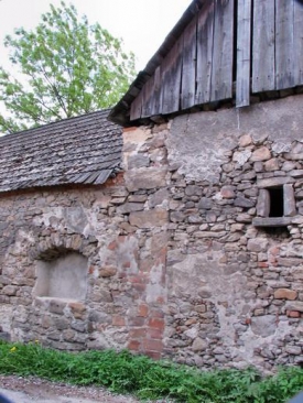 Pozůstatky hospod&aacute;řsk&yacute;ch staven&iacute; tvrze.