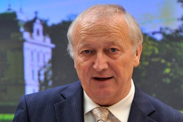 Ministr financí Eduard Janota.