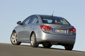 Kufr Cruze je dostatečně velký a zadní sedačky lze sklápět, ale ledničku jako v liftbacku či hatchbacku v sedanu nepřevezete.