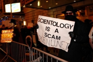 Scientologie je podvod, ř&iacute;kaj&iacute; demonstranti v New Yorku.