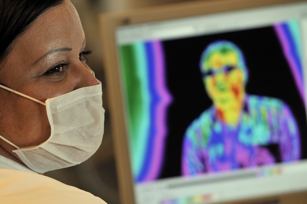 Do Evropy zatím virus proniká odjinud, příliš se mezi lidmi nešíří.