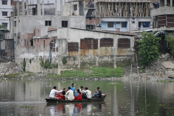 Bangladéš zažívá záplavy pravidelně, přesto lidé umírají.