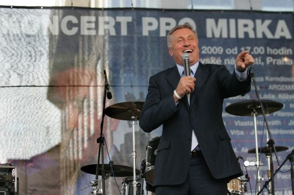 Mirek Topolánek na koncertu, který na jeho podporu svolal Petr Šiška.
