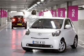 Z&aacute;kladn&iacute;m motorem Toyoty iQ je benzinov&yacute; litrov&yacute; tř&iacute;v&aacute;lec.
